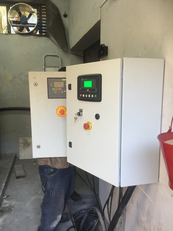 Tablero de transferencia automática instalado junto al grupo